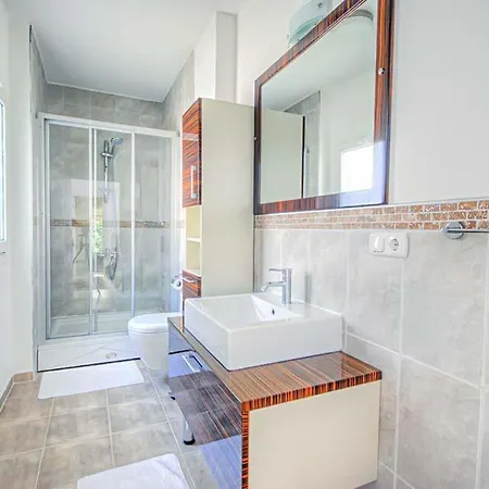 Sleeps 6 Pool Air Con Wifi * غوجيك