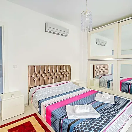 Sleeps 6 Pool Air Con Wifi 别墅